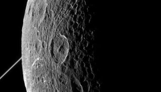 Illustration for article titled Las mejores imágenes de Dione que ha dejado a su paso la sonda Cassini